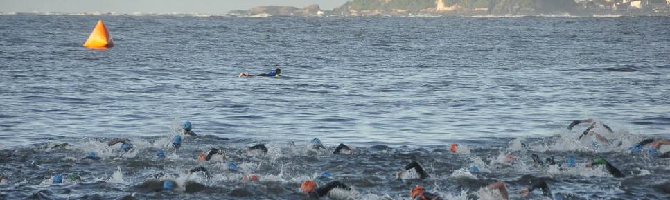 Atletas fazem a parte de natação do triatlo de Caiobá, litoral do Paraná